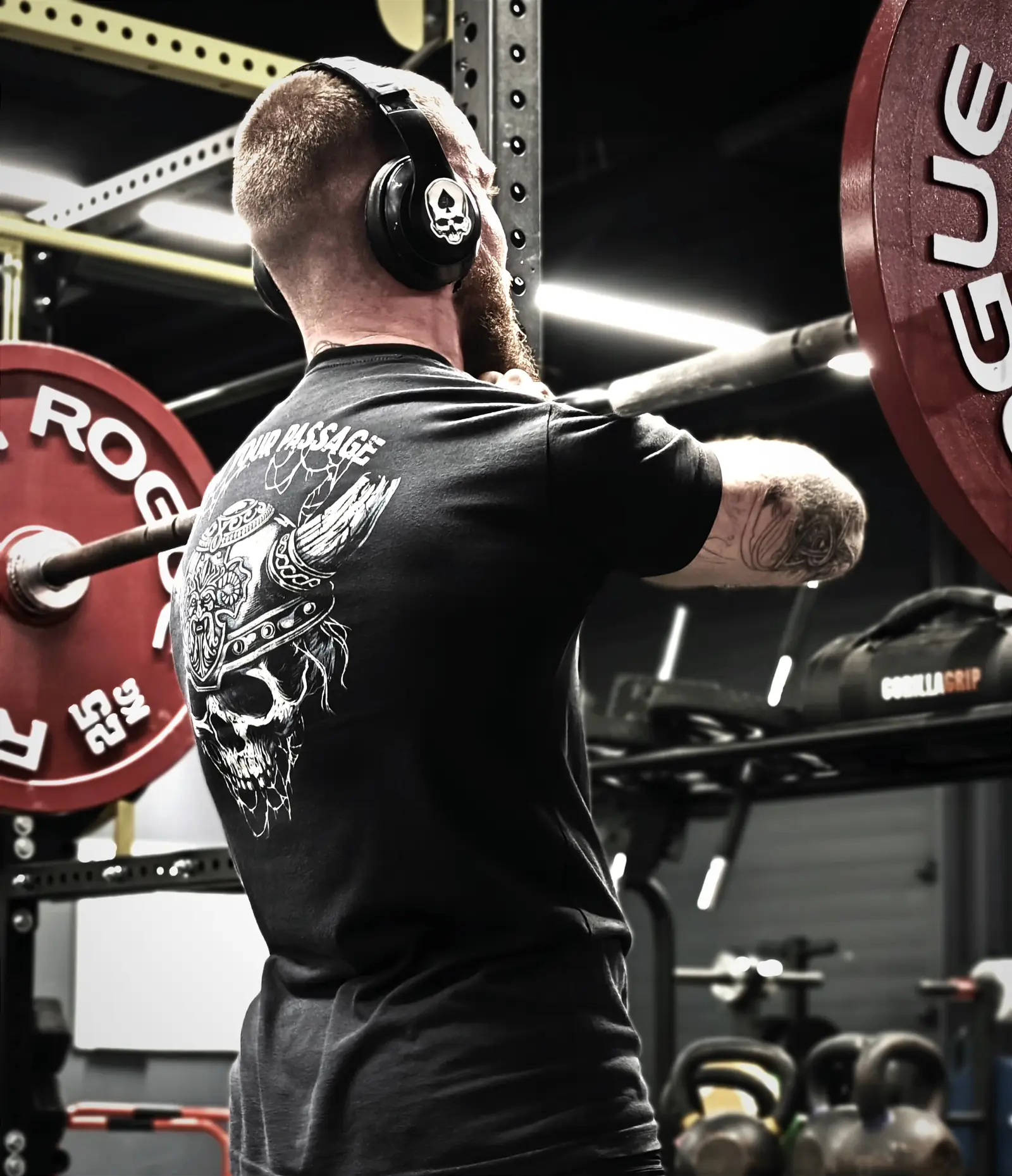 Victor Lallali à la barre de traction en salle de musculation
