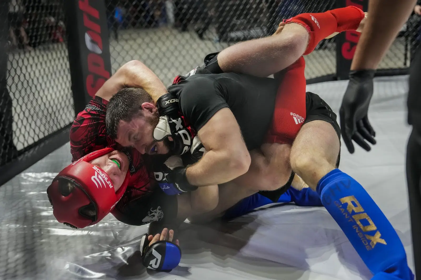 Victor Lallali au sol en ground and pound pendant un combat de K-mix en cage