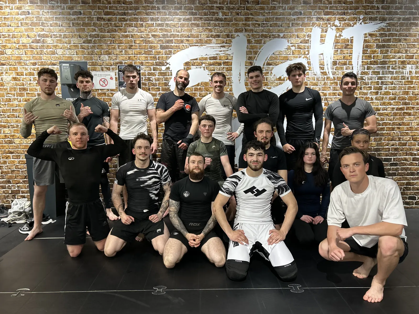 Victor Lallali et le groupe du cours de grappling au Fitness Park Vannes, sur les tapis