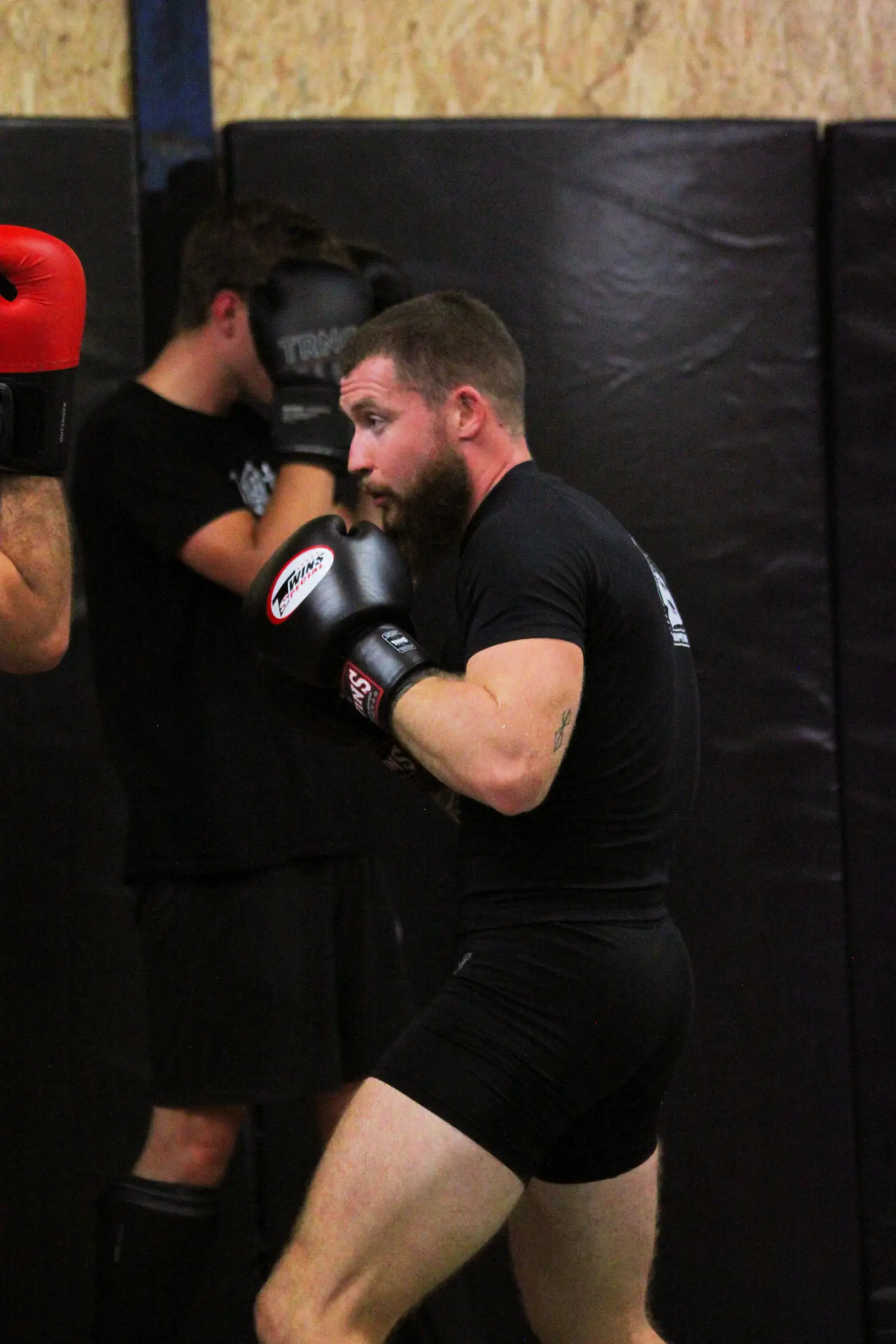 Victor Lallali en gants de boxe, frappe sur le ring du club GHV à Vannes