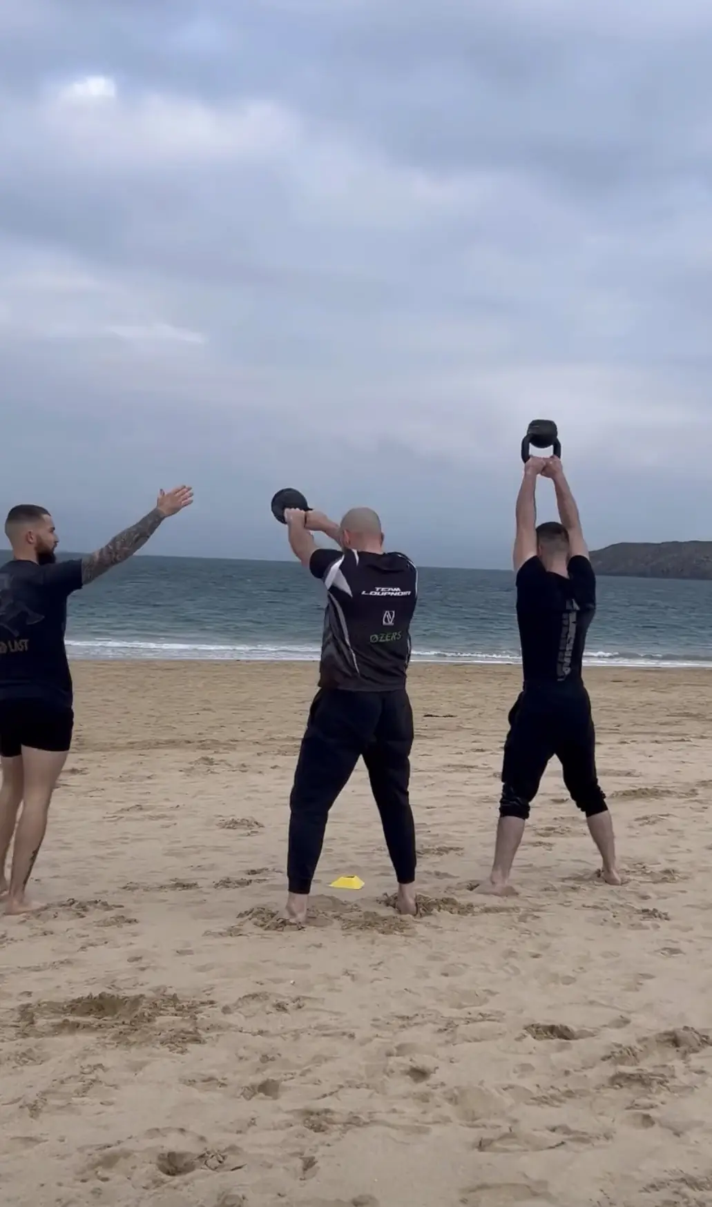 Séance de kettlebell à deux sur la plage de Saint-Malo