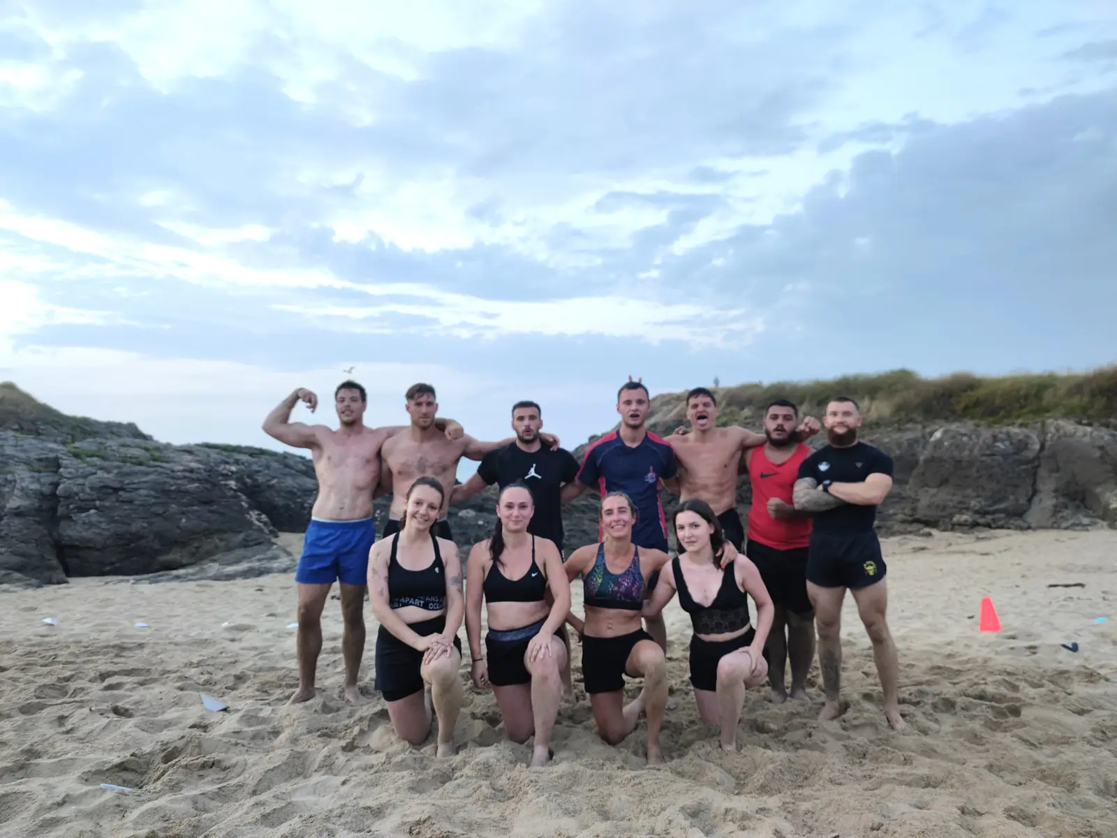 Photo de groupe du Viking Fighting Training Camp sur la plage de Saint-Malo