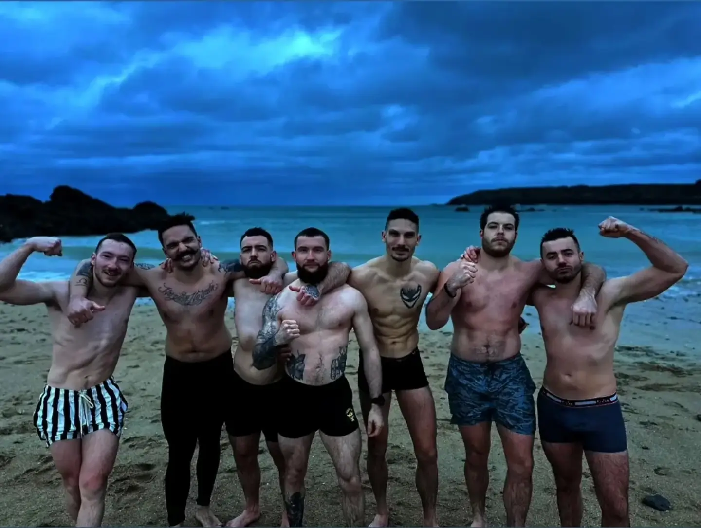 Groupe d'entraînement sur la plage au crépuscule, sur la Côte d'Émeraude