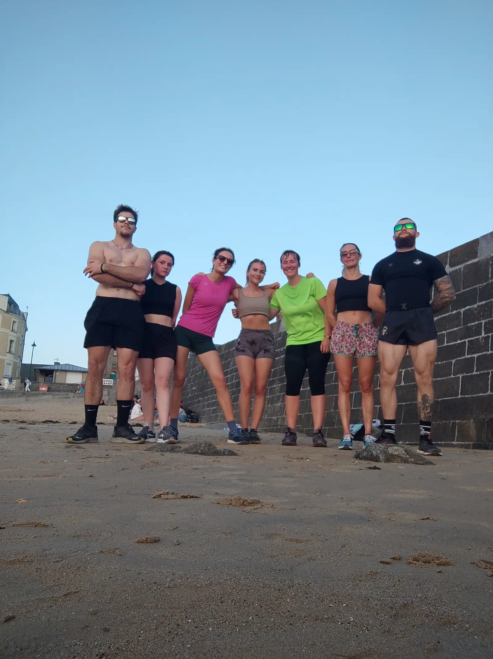 Le groupe du Viking Fighting Training Camp en séance de running sur la digue de Saint-Malo