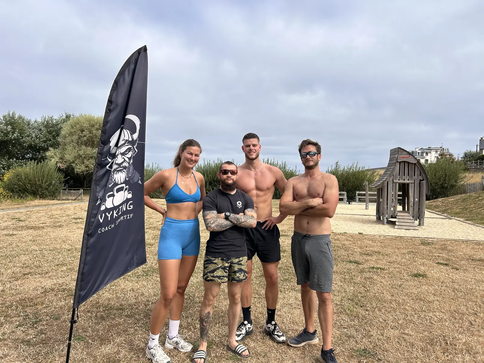 Groupe de stagiaires à l'entraînement pendant le camp